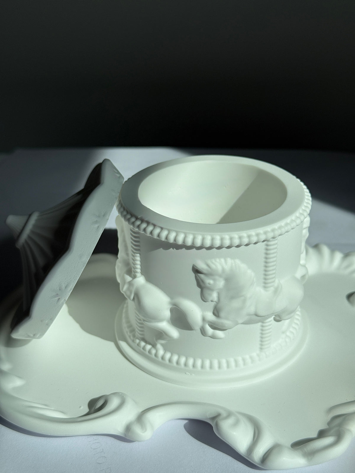 Carousel White Pot with Decorative Plate