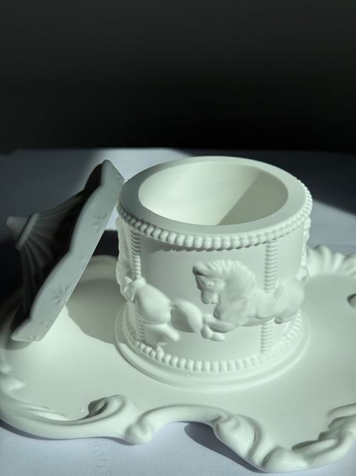 Carousel White Pot with Decorative Plate