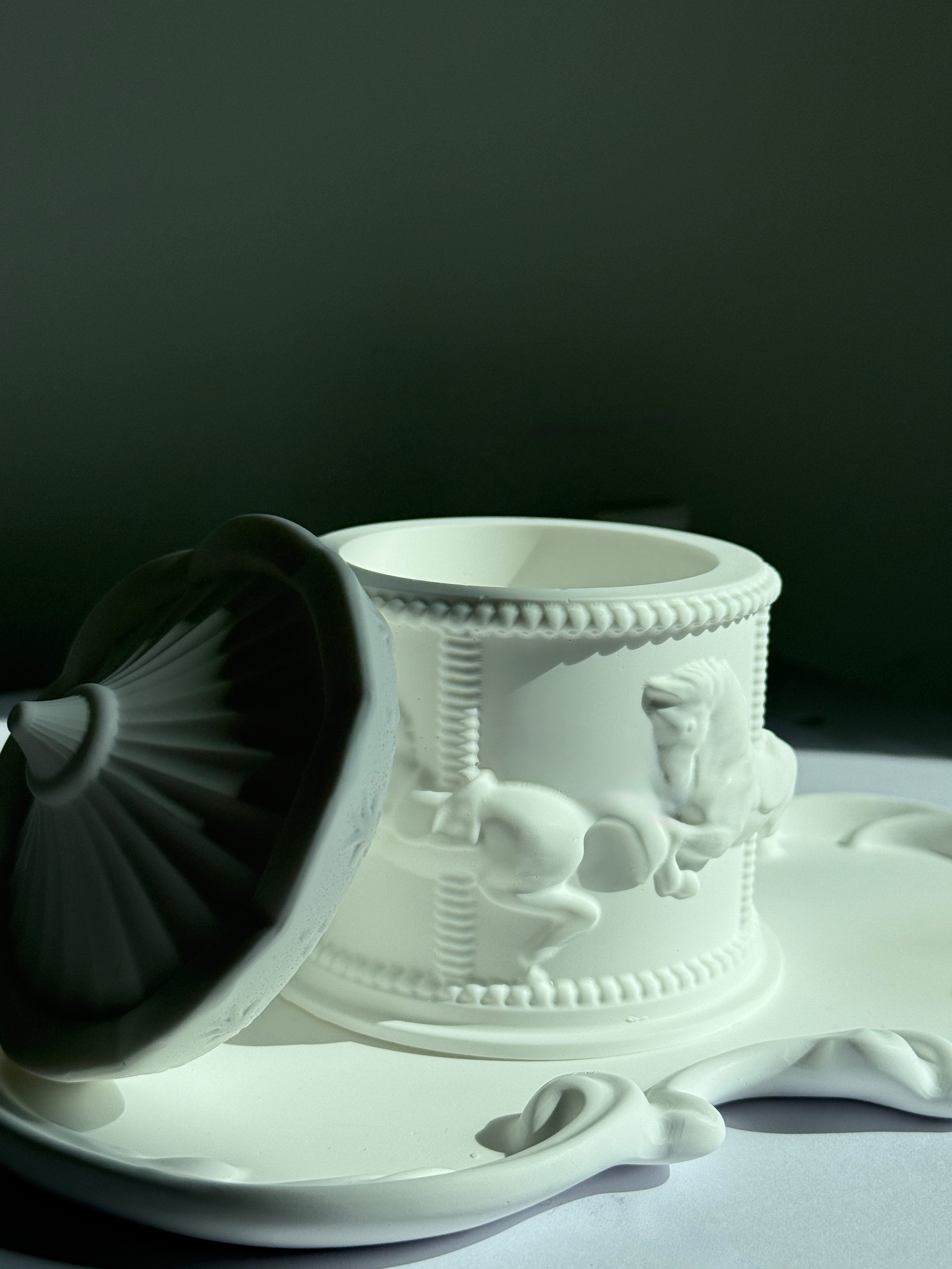 Carousel White Pot with Decorative Plate