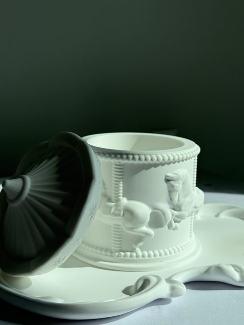 Carousel White Pot with Decorative Plate