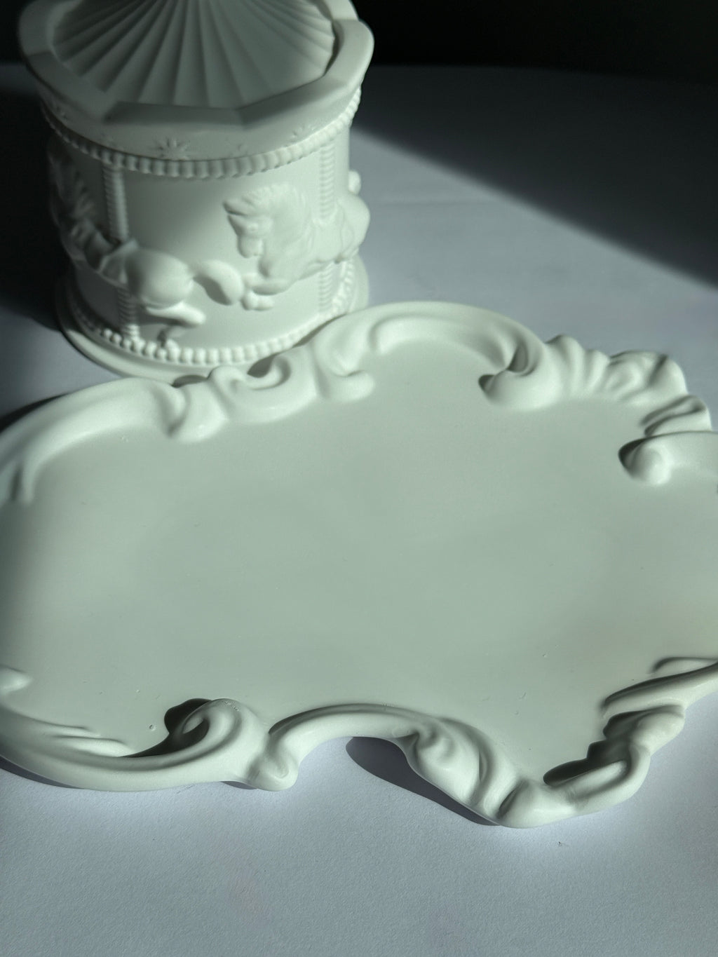 Carousel White Pot with Decorative Plate