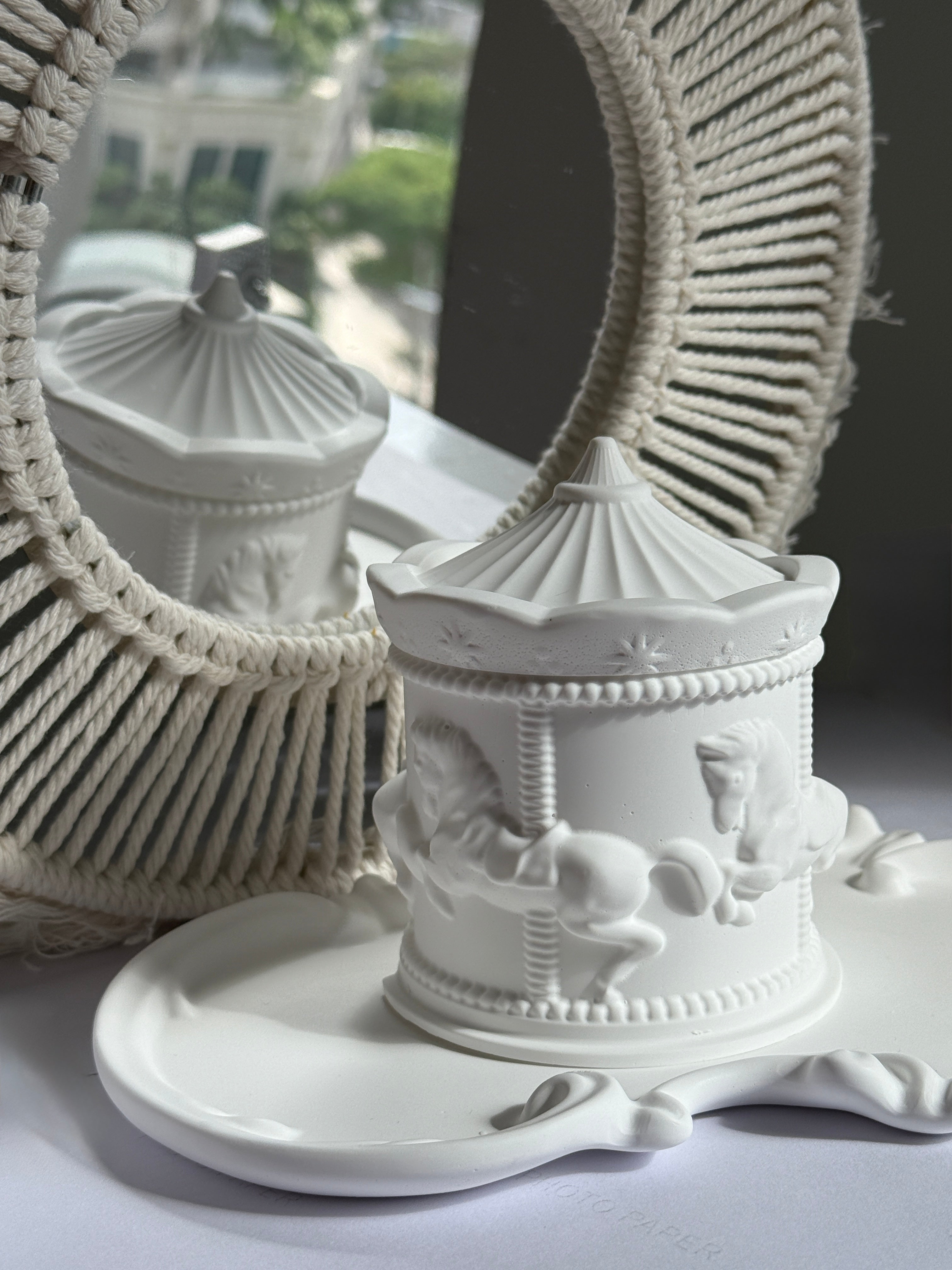 Carousel White Pot with Decorative Plate