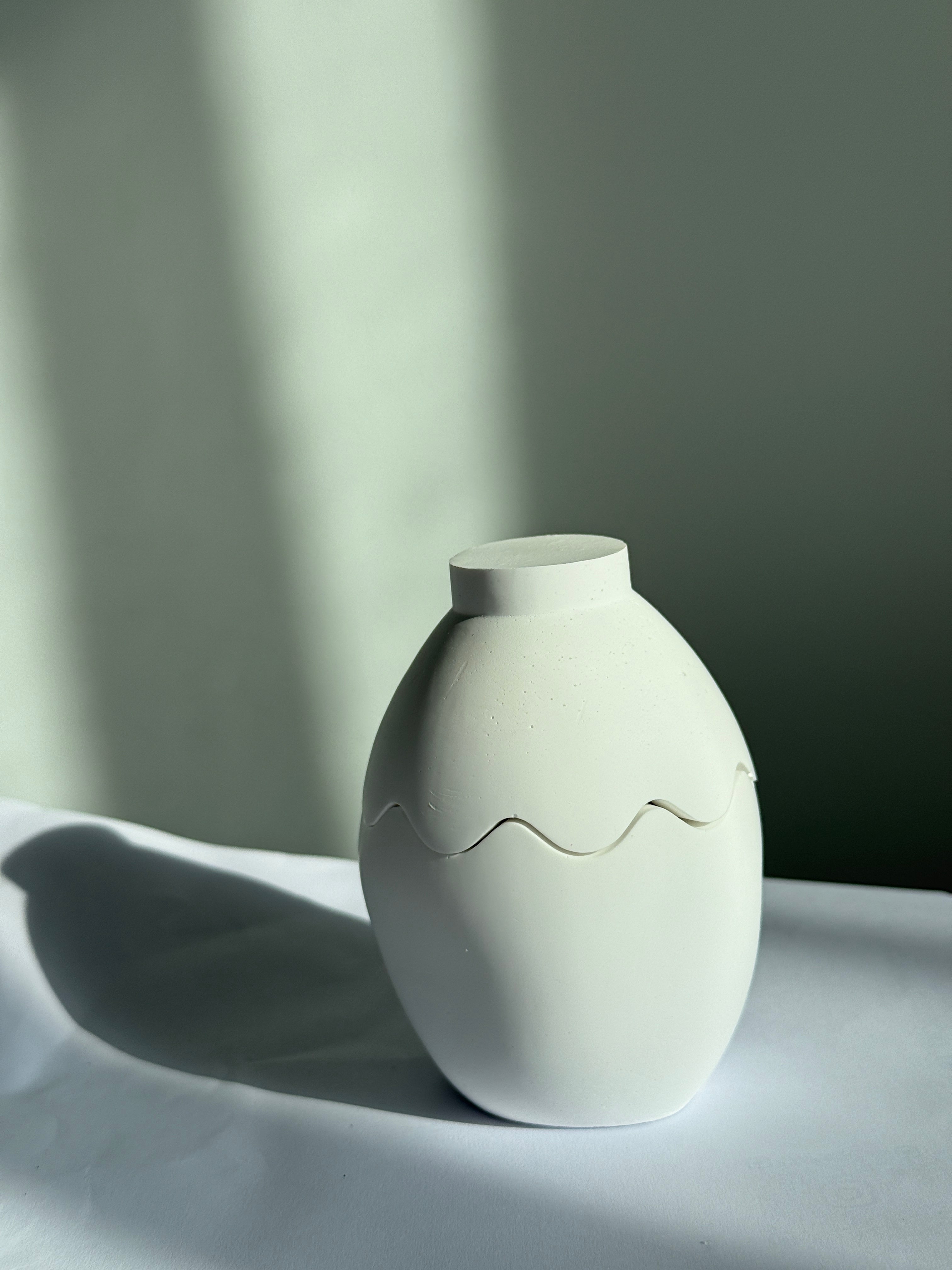 Fresh Air Eggshell Candle – Handmade Non-Toxic Sculpted Jar